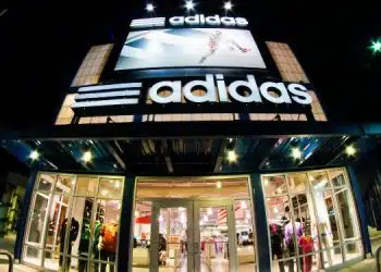 Vemos una imagen de una tienda Adidas, en referencia al origen de Adidas y su historia.