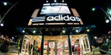 Vemos una imagen de una tienda Adidas, en referencia al origen de Adidas y su historia.