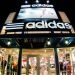 Vemos una imagen de una tienda Adidas, en referencia al origen de Adidas y su historia.