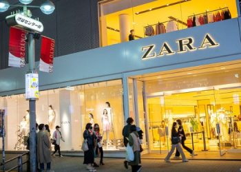 Vemos una imagen de una tienda física de la empresa Zara, en referencia a la historia de la compañía.