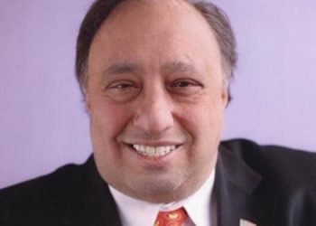 En la imagen se ve a jonh castiditis