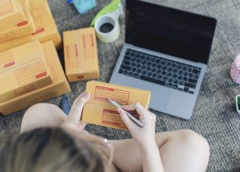 En la imagen se ve a un vendedor preparando un producto para ser enviado gracias a las plataformas digitales de comercio electrónico.