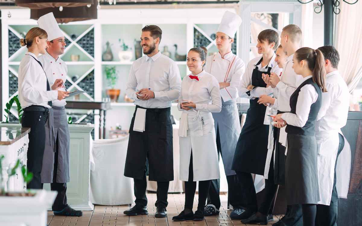 Vemos una imagen del personal de un restaurante, en referencia al papel de la industria restaurantera en un estudio de mercado de un restaurante.