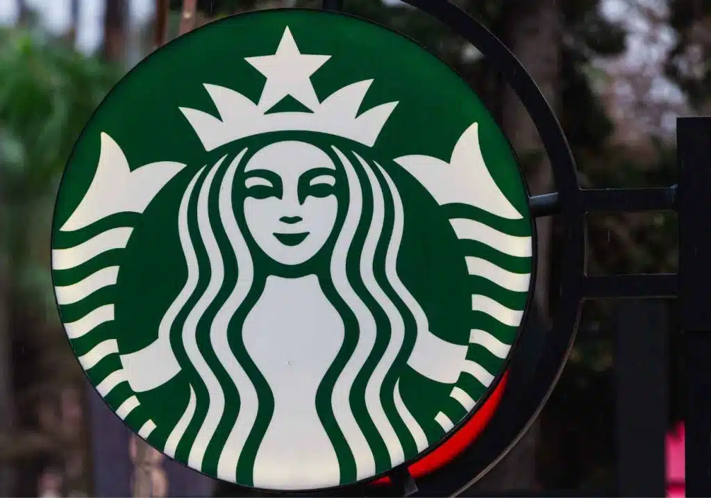 Vemos una imagen del logo de Starbucks en referencia a las estadísticas para un estudio de mercado de cafeterías.