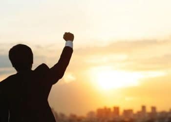 Hombre feliz por la clave del éxito.