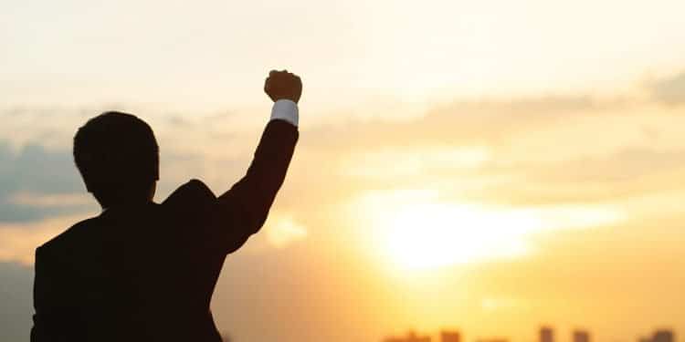 Hombre feliz por la clave del éxito.