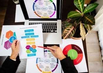 Persona realizando trabajo para empresa de investigación de mercados.