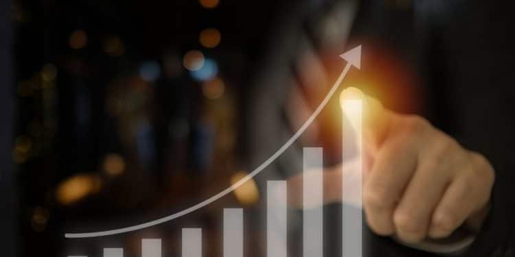 Un hombr analizando resultados de inversiones a corto plazo.