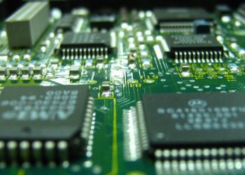 Vemos una imagen de las piezas llamadas semiconductores, producto que fabricará la empresa SiliconAuto, creada por Stellantis y Foxconn.