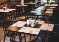 Vemos una imagen de unas mesas de restaurante, en referencia a la elaboración de un estudio de mercado de un restaurante.