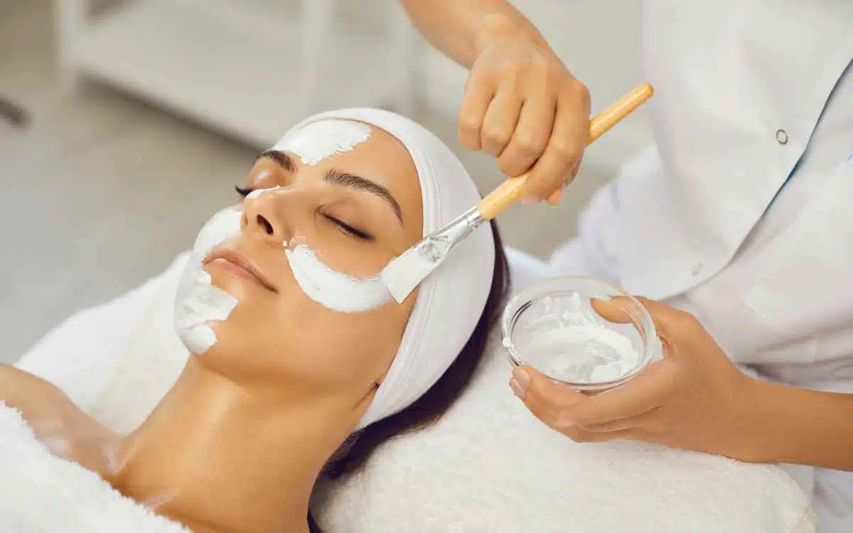 Vemos una imagen de una mujer haciéndose un tratamiento facial, en relación con la búsqueda de nombres para salón de belleza.