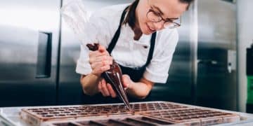 Vemos una imagen de una persona trabajando chocolate, en relación con el diseño de un estudio de mercado de una empresa de chocolates.