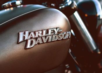 En la imagen se ve una representación de harley davidson y su historia