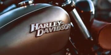 En la imagen se ve una representación de harley davidson y su historia