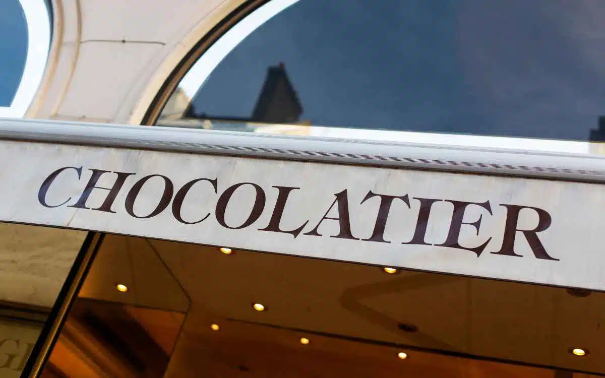 Vemos una imagen de un cartel de chocolatería, en relación con ideas de nombres para chocolatería en francés.