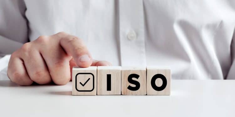 Hombre con un cartel de la certificación de calidad ISO