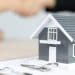 Vemos una imagen de una casa pequeña a escala, en relación con el desarrollo de un estudio de mercado inmobiliario.