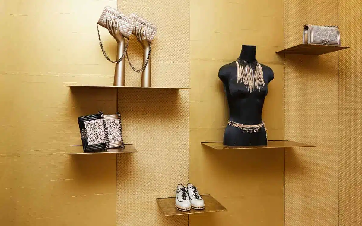 Vemos una imagen minimalista de una tienda de accesorios de lujo, en relación con las decoraciones al buscar cómo emprender un negocio de accesorios.