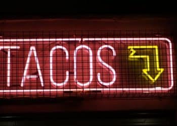 Vemos una imagen de un cartel de un negocio de tacos.