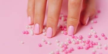 Vemos una imagen de unas uñas pintadas en un fondo rosa combinado, en relación con la creación de logos para negocio de uñas.
