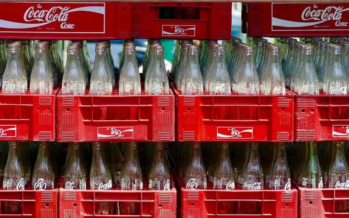 Imagen de envases vacíos de vidrio, en referencia a la sustentabilidad del modelo de negocios de Coca Cola.