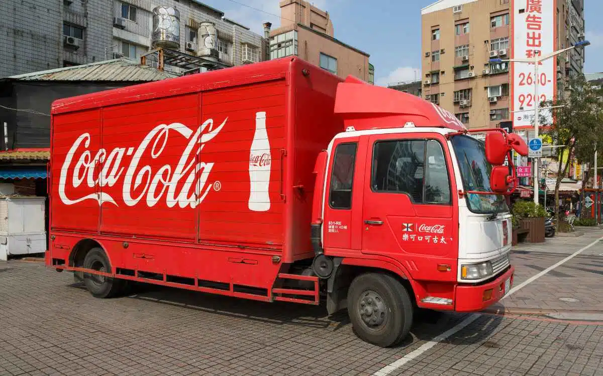 Vemos una imagen de un camión distribuidor, en referencia al modelo de negocios de Coca Cola. 