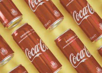 Imagen de diferentes latas de Coca Cola en serie, en referencia al modelo de negocios de Coca Cola.