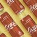 Imagen de diferentes latas de Coca Cola en serie, en referencia al modelo de negocios de Coca Cola.