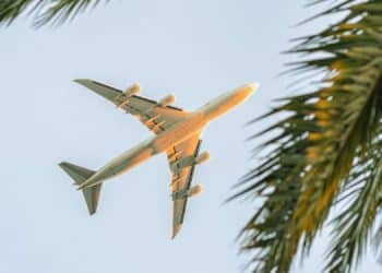Vemos una imagen de un avión desde el cielo, en referencia a la búsqueda de nombres de agencias de viaje.
