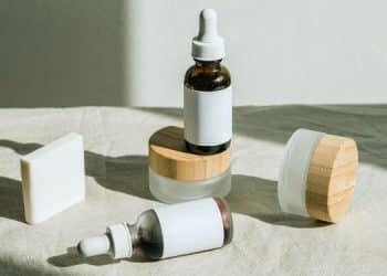 Vemos una imagen de diferentes tipos de cosméticos, en referencia a cómo emprender un negocio de cosméticos.