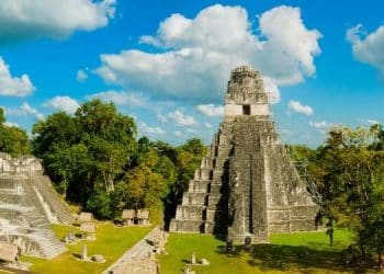 Vemos una imagen de un antiguo templo maya, en referencia a los nombres mayas para negocios.