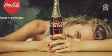 En la imagen se ve una estrategia de marketing de coca cola