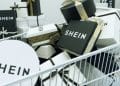 vemos una imagen de diferentes bolsas y cajas con el logo de la marca Shein, en referencia a cómo trabajar en Shein desde casa.