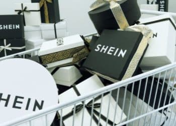 vemos una imagen de diferentes bolsas y cajas con el logo de la marca Shein, en referencia a cómo trabajar en Shein desde casa.