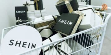 vemos una imagen de diferentes bolsas y cajas con el logo de la marca Shein, en referencia a cómo trabajar en Shein desde casa.