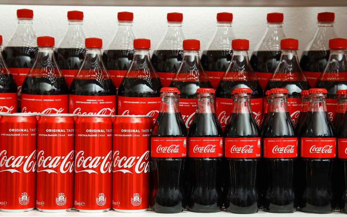 Vemos varios tipos de botellas y envases de Coca Cola, en relación con la misión y visión de Coca Cola.