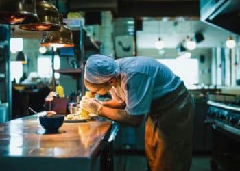 En la imagen se ve un equipamiento de cocina para restaurantes