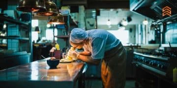 En la imagen se ve un equipamiento de cocina para restaurantes