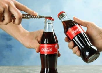 Vemos una imagen de dos gaseosas siendo destapadas, en referencia a la misión y visión de Coca Cola.