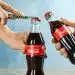 Vemos una imagen de dos gaseosas siendo destapadas, en referencia a la misión y visión de Coca Cola.