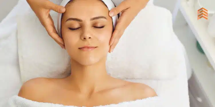 Vemos una imagen de una mujer recibiendo un tratamiento de masajes, en referencia a la búsqueda de nombres para spa.