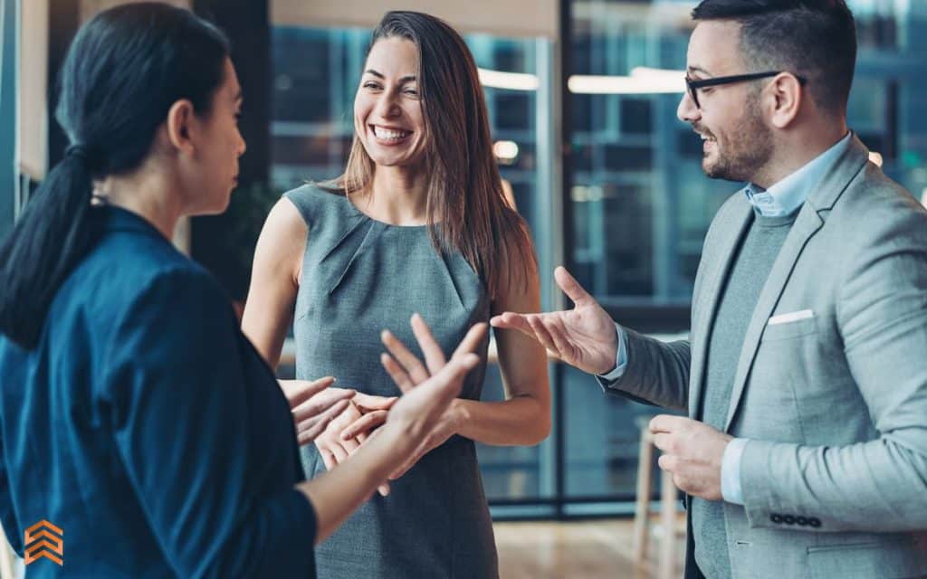 Empleados de una empresa hacen una encuentro de turismo de negocios.