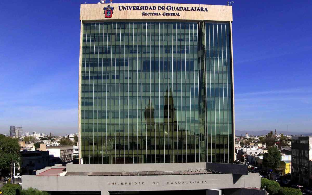 Imagen de la Universidad de Guadalajara, donde se puede estudiar administración de empresas.