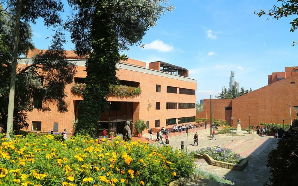 Imagen de la Universidad Externado de Colombia en Bogotá, donde se puede estudiar administración de empresas.