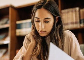 Vemos una imagen de una estudiante de administración de empresas en Colombia.