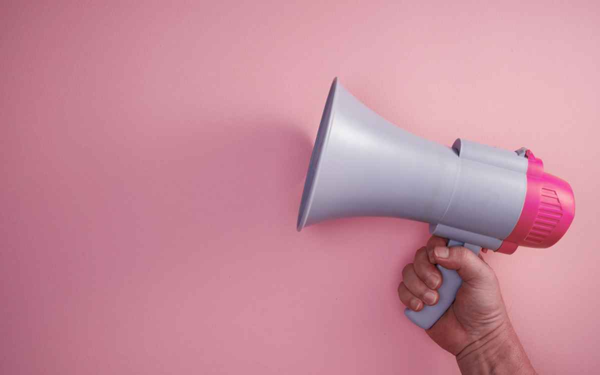 Imagen de un megáfono en un fondo rosa, en relación con la importancia de la mercadotecnia para comunicar mensajes efectivos a sus consumidores..