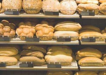 Vemos una imagen de una vidriera con productos panificados, en relación con el estudio de mercado de una panadería.