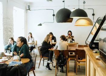 Vemos una imagen de una cafetería, en referencia a las franquicias de cafetería.
