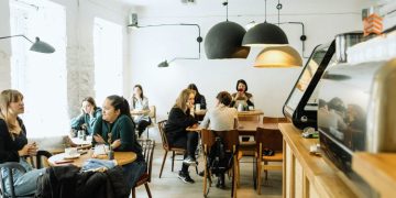 Vemos una imagen de una cafetería, en referencia a las franquicias de cafetería.