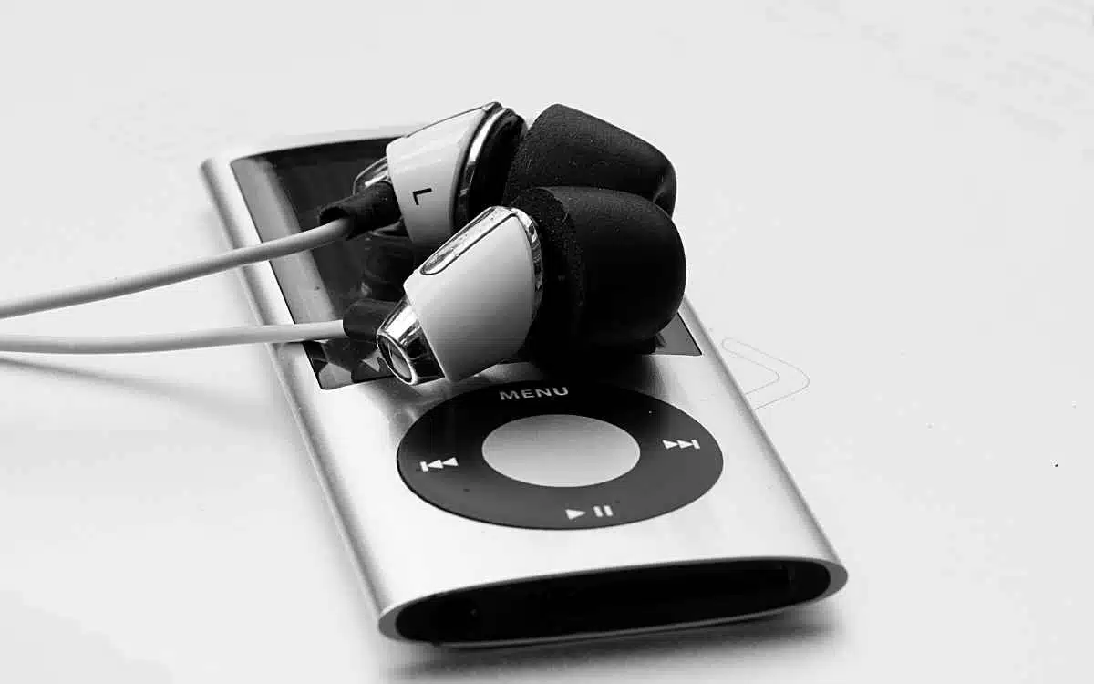 Vemos una imagen de un iPod de Apple, en referencia al impacto de la misión y visión de Apple en sus productos.